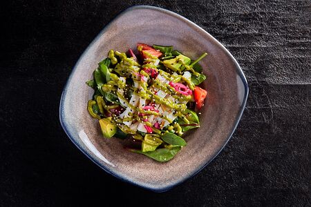 Салат с кальмаром и соусом лемонграсс