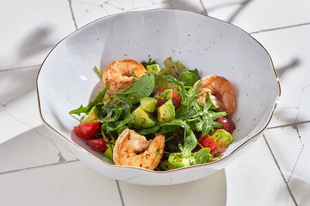 Легкий салат с креветками и авокадо