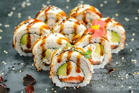 В угре с лососем, тобико, крабом и авокадо