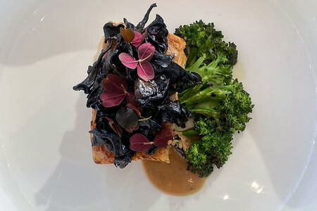 Черная треска с соусом мисо, брокколини и черными лисичками