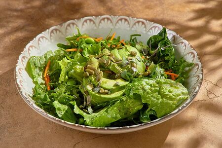 Большой зеленый салат с авокадо