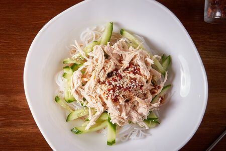 Салат с курицей бань-бань неострый