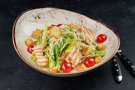 Салат Цезарь с курицей на гриле