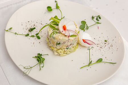 Салат Оливье с копченым цыпленком