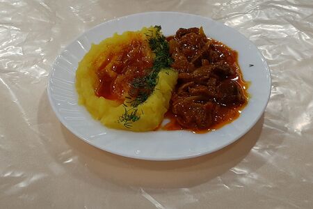 Картофельное пюре с гуляшом