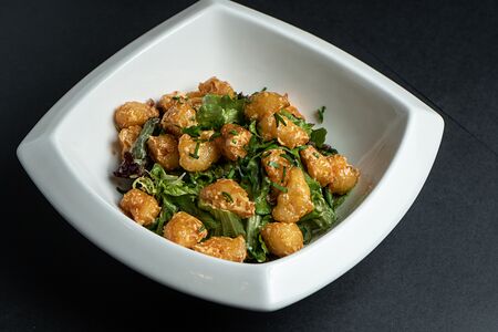 Теплый салат с креветкой темпура