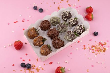 Клубника в молочном и темном бельгийском шоколаде