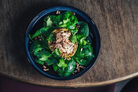 Авокадо на гриле с лососем