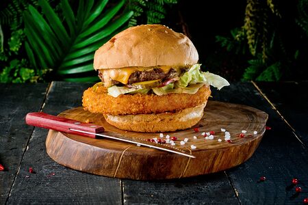 Бургер с говядиной и сырной котлетой