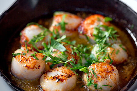 Гребешки с чесноком и петрушкой