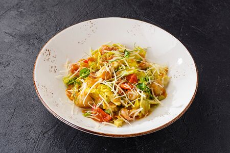 Салат с гребешками и соусом манго