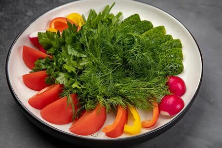 Ассорти из свежих овощей и зелени