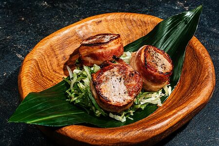 Свиные медальоны в беконе