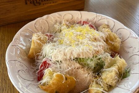 Наш Цезарь с грудкой цыпленка