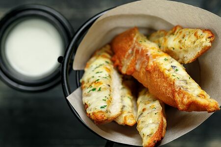 Пшеничные гренки с моцареллой и чесноком