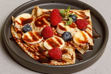 Блины с бананом и шоколадным соусом