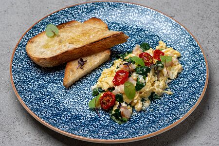 Скрэмбл с креветками и шпинатом