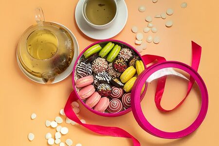 Шляпная коробка со сладостями