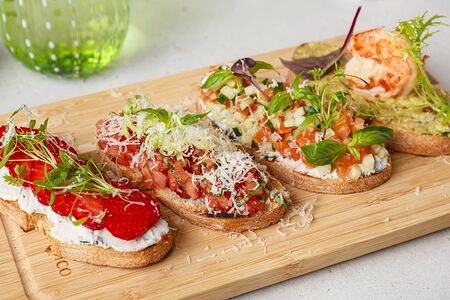 Ассорти из брускетт (с клубникой, с лососем и огурцом, с авокадо и креветкой, томаты и пармезан)