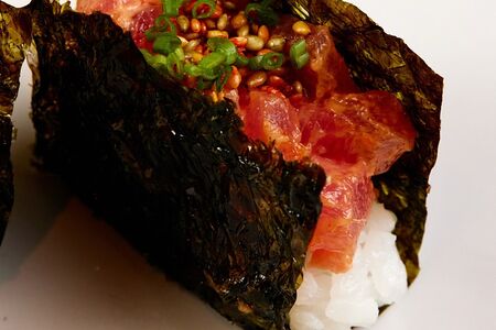 Открытый хенд-ролл с тунцом