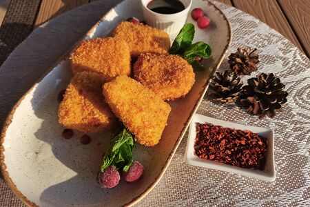 Моцарелла в хрустящей панировке с брусничным соусом