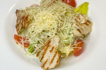 Салат Цезарь с курицей