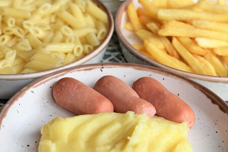 Сосиски с гарниром на выбор