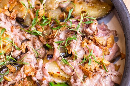 Теплый салат с говядиной, картофелем и баклажанами