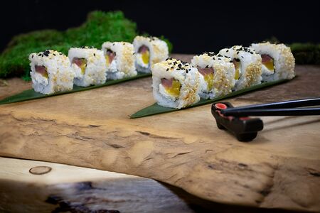 Ролл тунец с кунжутом