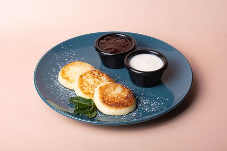 Сырники с мацони и клубничным вареньем