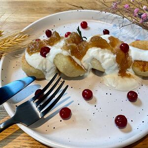 Сырники со сметаной и яблочным чатни
