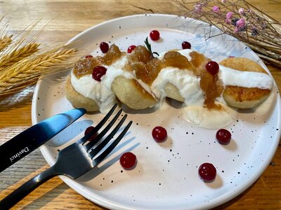 Сырники со сметаной и яблочным чатни