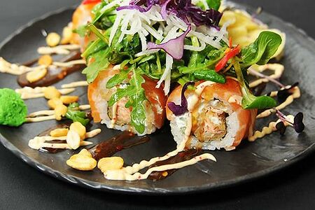 Ролл никкей с лососем темпура, свит чили и спайси айоли