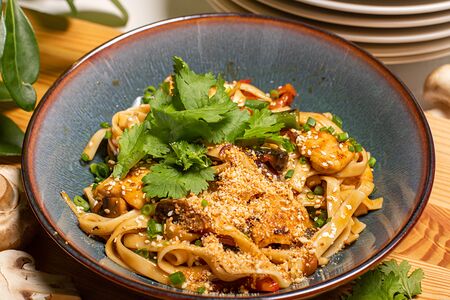 Wok с пшеничной лапшой, овощами и цыпленком