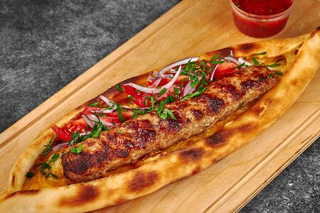 Люля из курицы в пиде из печи с брынзой и свежими овощами