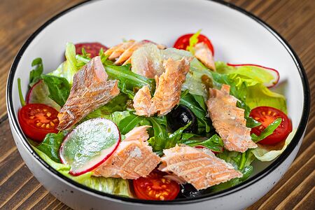 Салат с лососем горячего копчения