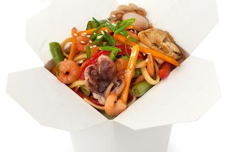 Вок с морепродуктами в устричном соусе