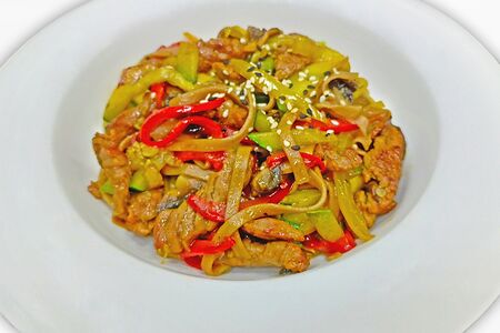 Вок с гречневой лапшой, креветками и овощами