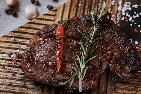 Стейк рибай категории прайм с перечным соусом