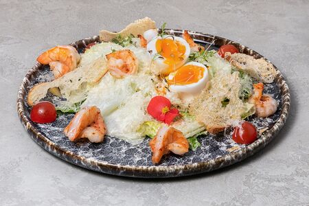 Салат Цезарь с тигровыми креветками