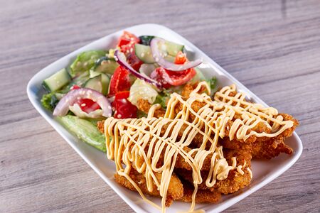 Стрипсы с салатом