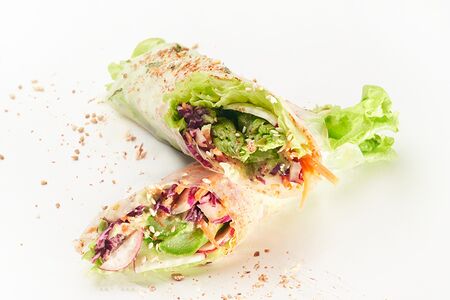 Спринг-роллы со спаржей и редисом