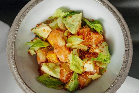 Тартар из лосося с манго и сельдереем