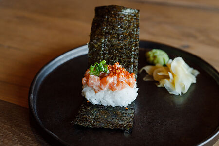 Хенд ролл с лососем