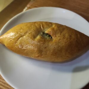 Пирожок с зеленым луком и яйцом