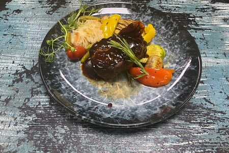 Стейк из говяжьей вырезки с молодым картофелям и грибами