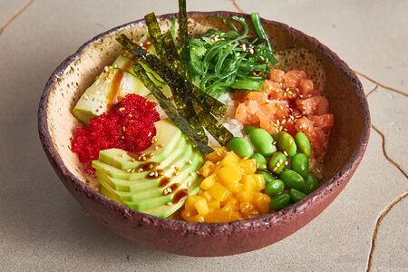 Поке с лососем, авокадо и манго