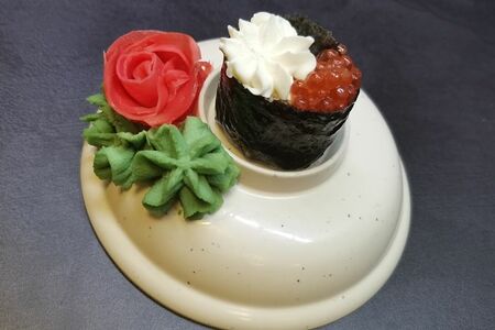 Суши Филадельфия с икрой