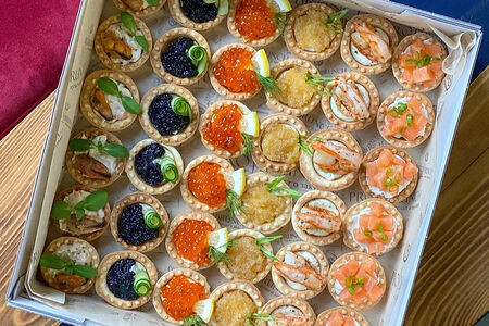 Платтер праздничных закусок рыбный L