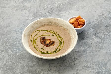 Крем-суп с грибами и гренками